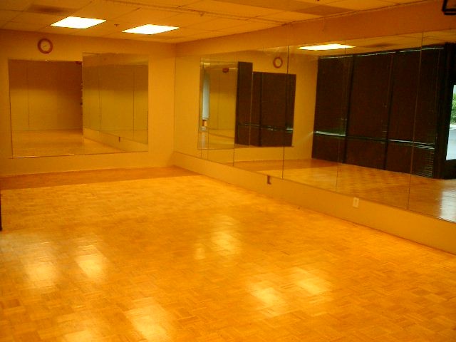 Clubroom Dance Studio for private dance instruction in swing, westcoast swing, eastcoast swing, jitterbug jive, lindy hop.